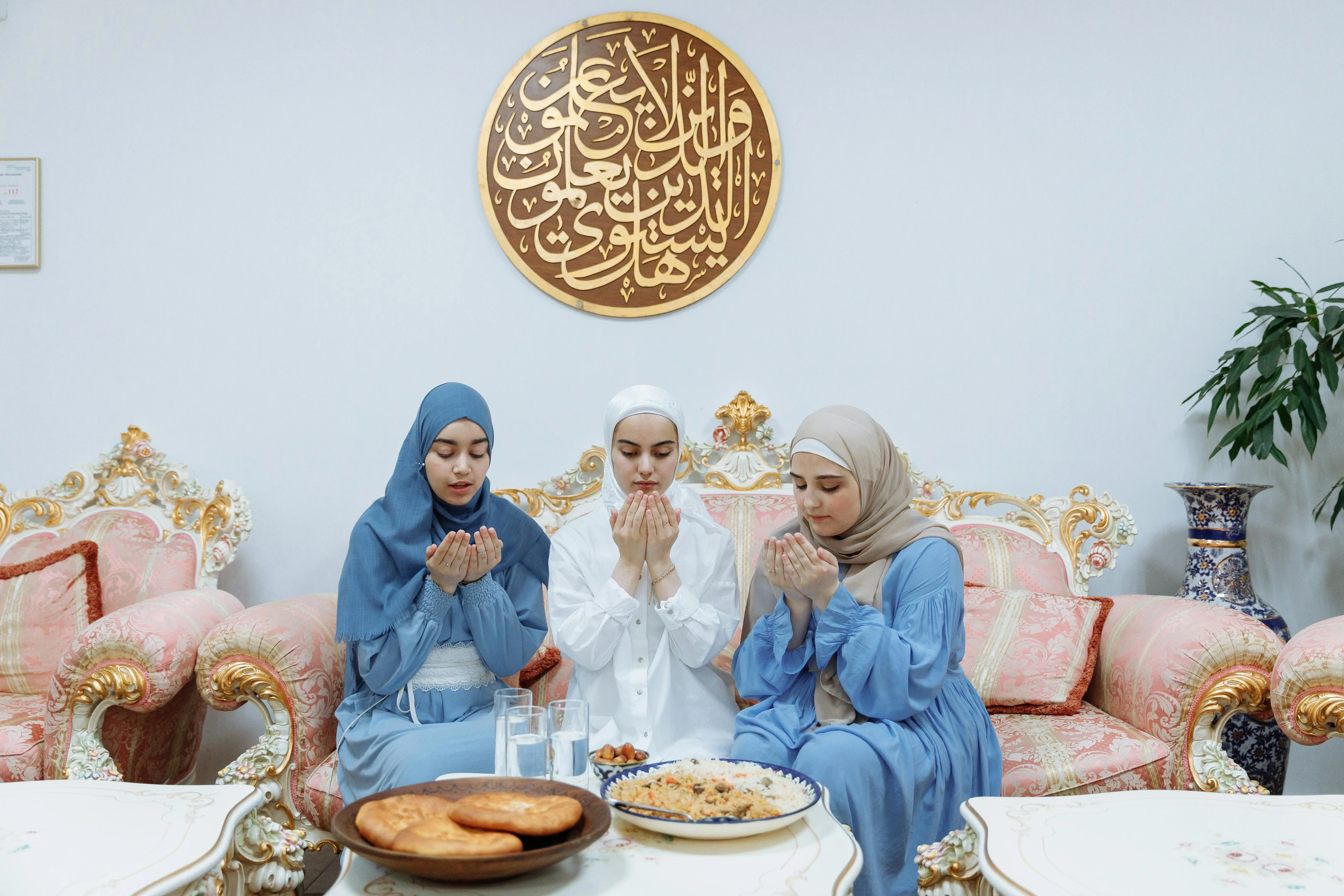 muslim women praying before the sehri