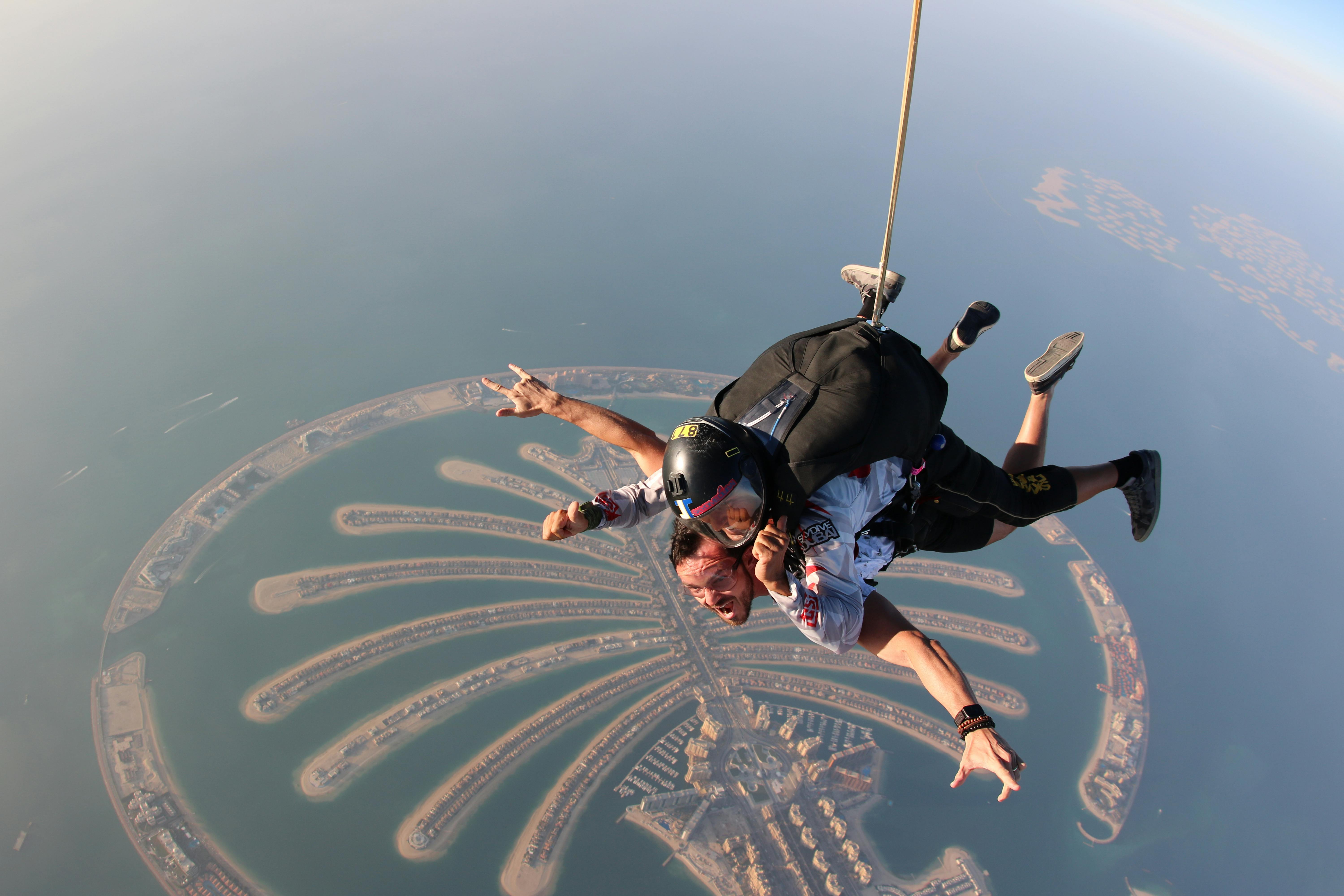 sky diving at dubai